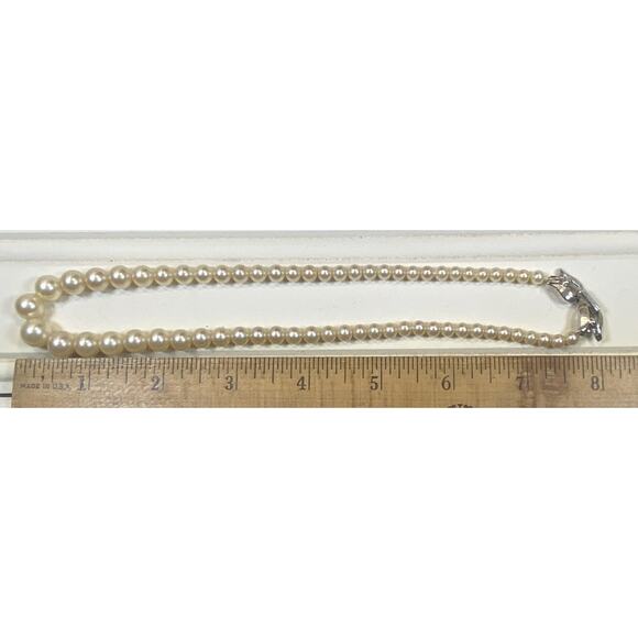 Vintage Crown Trifari Graduated Faux Pearl Tulip Clasp Classic Necklace - Picture 3 of 10